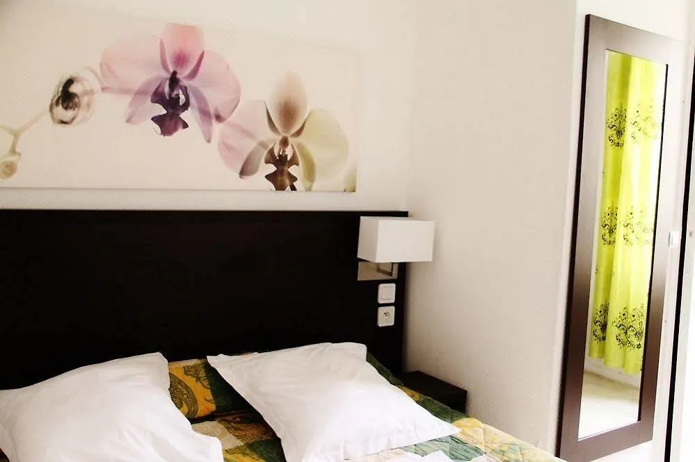 Hotel Untalented -